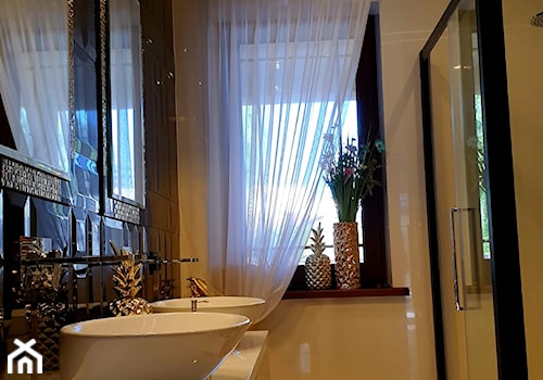 Dom w stylu glamour - Mała z lustrem z dwoma umywalkami z marmurową podłogą z punktowym oświetleniem łazienka z oknem, styl glamour - zdjęcie od Koncept Beautiful Inside inż. Szymon Kamiński