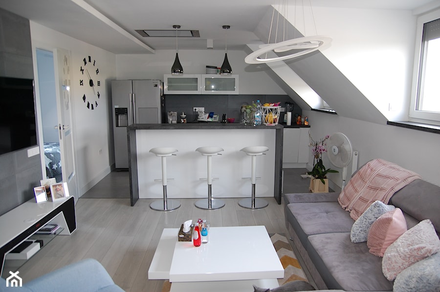 Monochromatyczne mieszkanie dla młodego małżeństwa - Mały biały czarny salon z kuchnią z jadalnią, styl minimalistyczny - zdjęcie od Koncept Beautiful Inside inż. Szymon Kamiński