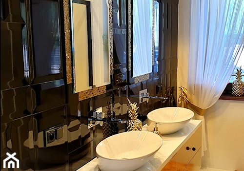 Dom w stylu glamour - Z dwoma umywalkami z punktowym oświetleniem łazienka z oknem, styl glamour - zdjęcie od Koncept Beautiful Inside inż. Szymon Kamiński
