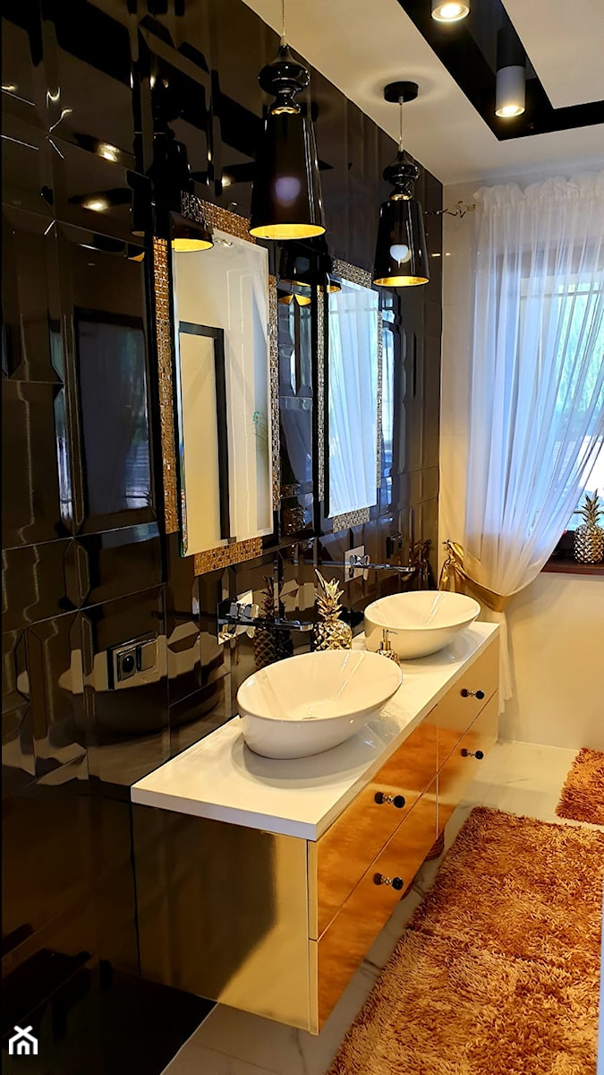Dom w stylu glamour - Z dwoma umywalkami z punktowym oświetleniem łazienka z oknem, styl glamour - zdjęcie od Koncept Beautiful Inside inż. Szymon Kamiński