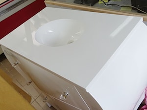 Blat i umywalka - bez połaczeń - zintegrowane - zdjęcie od Fuchs Furniture Pracownia Meblarska
