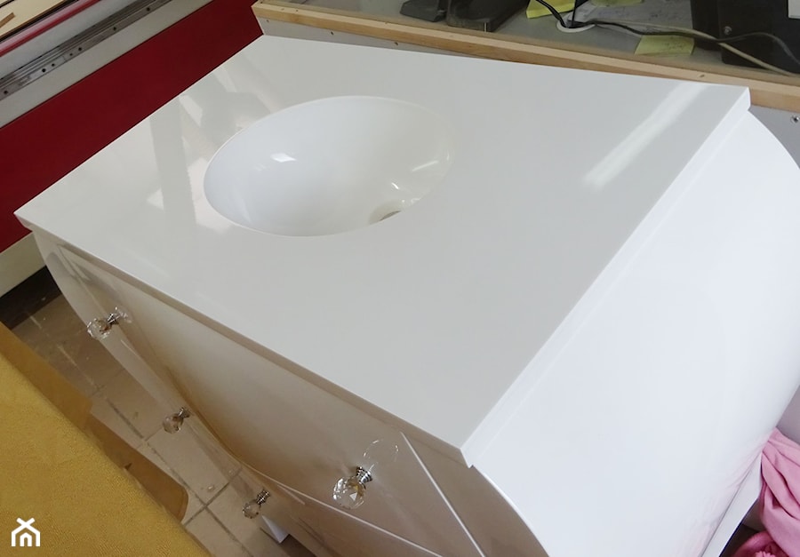 Blat i umywalka - bez połaczeń - zintegrowane - zdjęcie od Fuchs Furniture Pracownia Meblarska