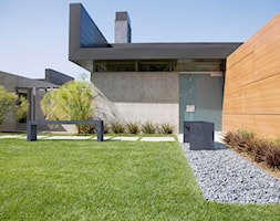 Ława Regular - Duży ogród za domem zadaszony przedłużeniem dachu, styl minimalistyczny - zdjęcie od Modern Line - Homebook