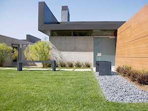 Ława Regular - Duży ogród za domem zadaszony przedłużeniem dachu, styl minimalistyczny - zdjęcie od Modern Line