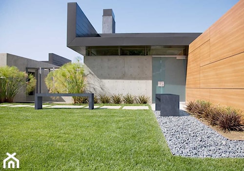 Ława Regular - Duży ogród za domem zadaszony przedłużeniem dachu, styl minimalistyczny - zdjęcie od Modern Line
