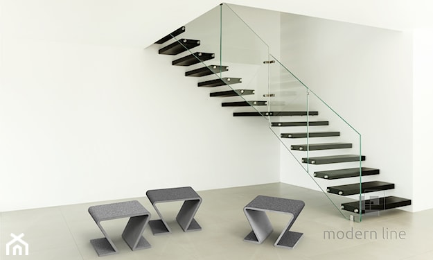 betonowy stolik, czarne schody, szklana balustrada