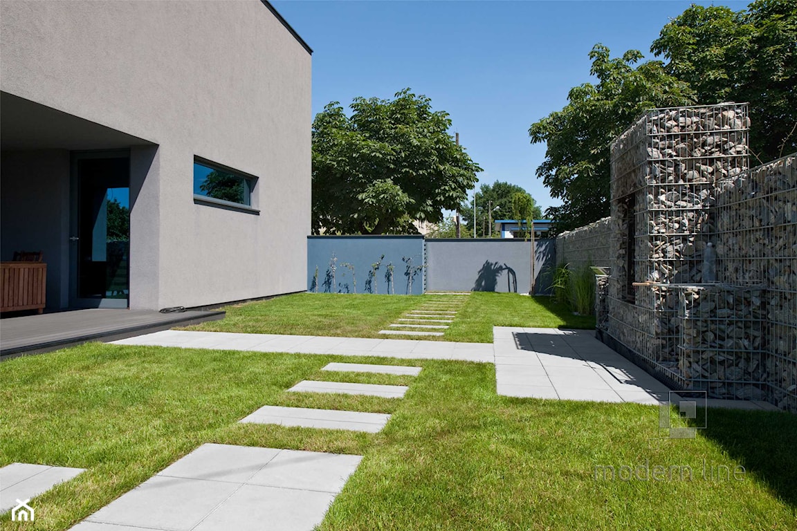 płyty betonowe wokół domu, chodnik z płyt betonowych, wielkoformatowe płyty betonowe
