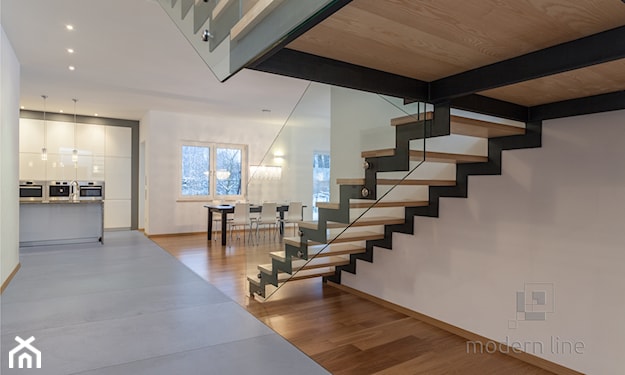 drewniana podłoga, drewniane schody ze szklaną balustradą, drewniana podłoga, biała ściana