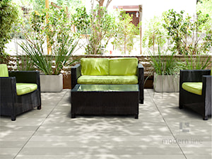 Inspiracje - Średni z podłoga z płyt betonowych z meblami ogrodowymi z donicami na kwiaty taras, styl nowoczesny - zdjęcie od Modern Line