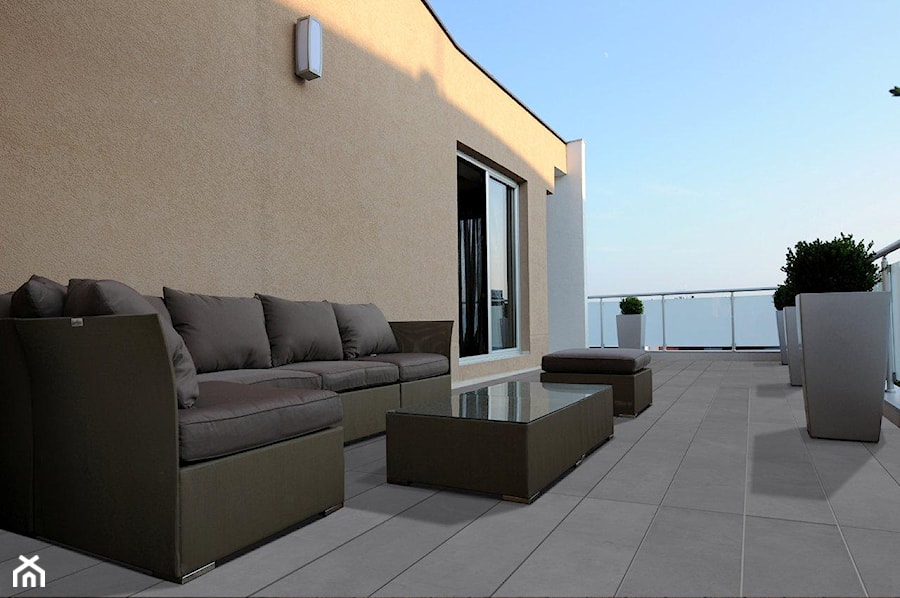 Betonowe deski tarasowe. - Średni ogród, styl minimalistyczny - zdjęcie od Modern Line