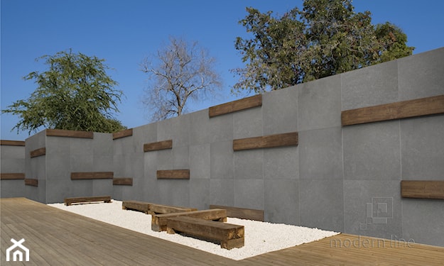 betonowe ogrodzenie, drewniane ławki