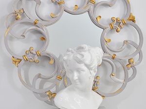 Przepiękne drewniane lustro, w antycznej szarości i fiolecie, zlocone na rzeźbieniach. Szerokość 80cm. - zdjęcie od Room77
