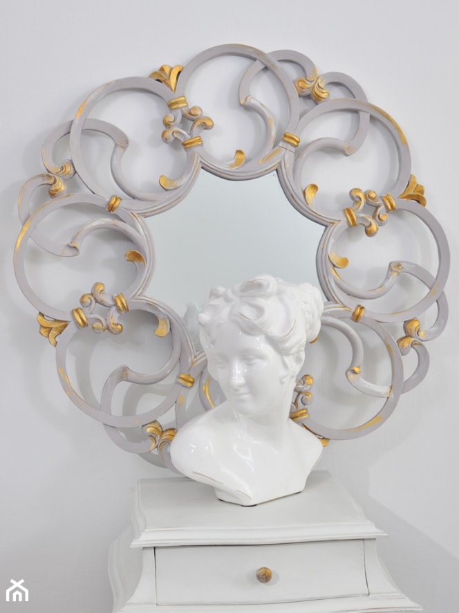 Przepiękne drewniane lustro, w antycznej szarości i fiolecie, zlocone na rzeźbieniach. Szerokość 80cm. - zdjęcie od Room77