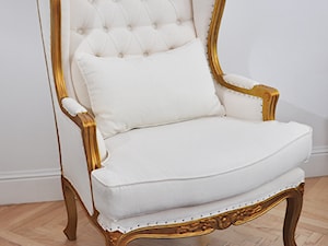 fotel angielski, uszak w kolorze starego złota, tapicerowany, pikowany - zdjęcie od Room77