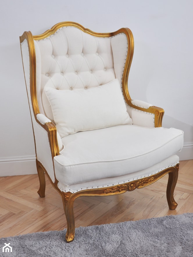 fotel angielski, uszak w kolorze starego złota, tapicerowany, pikowany - zdjęcie od Room77 - Homebook