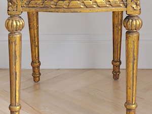 Bardzo urocze krzesełko mieniące się starym złotem - zdjęcie od Room77