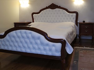 Łóżka rzeźbione.