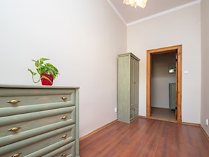 Realizacja - Błogosławionej Królowej Jadwigi - Średnia szara sypialnia - zdjęcie od Gocłowscy nieruchomości & home staging