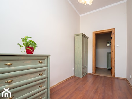 Aranżacje wnętrz - Sypialnia: Realizacja - Błogosławionej Królowej Jadwigi - Średnia szara sypialnia - Gocłowscy nieruchomości & home staging. Przeglądaj, dodawaj i zapisuj najlepsze zdjęcia, pomysły i inspiracje designerskie. W bazie mamy już prawie milion fotografii!