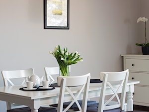 Mała szara jadalnia jako osobne pomieszczenie - zdjęcie od Gocłowscy nieruchomości & home staging