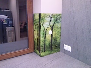 Panel szklany z motywem zielonego lasu - zdjęcie od magicandstyle.com