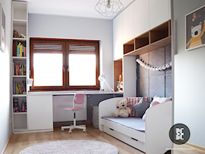 Pokój dla dziewczynki - Mały biały szary pokój dziecka dla dziewczynki dla ucznia dla malucha dla na ... - zdjęcie od emilia cieśla | design & interior design