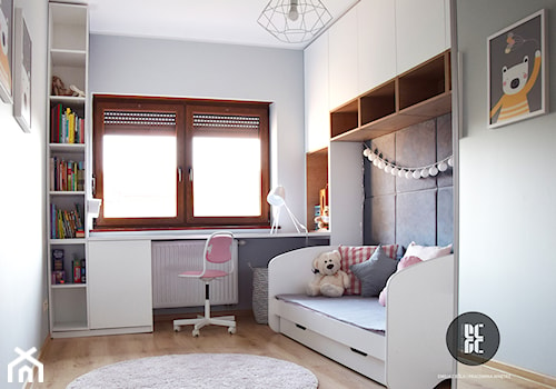 Pokój dla dziewczynki - Mały biały szary pokój dziecka dla dziecka dla dziewczynki, styl nowoczesny - zdjęcie od emilia cieśla | design & interior design