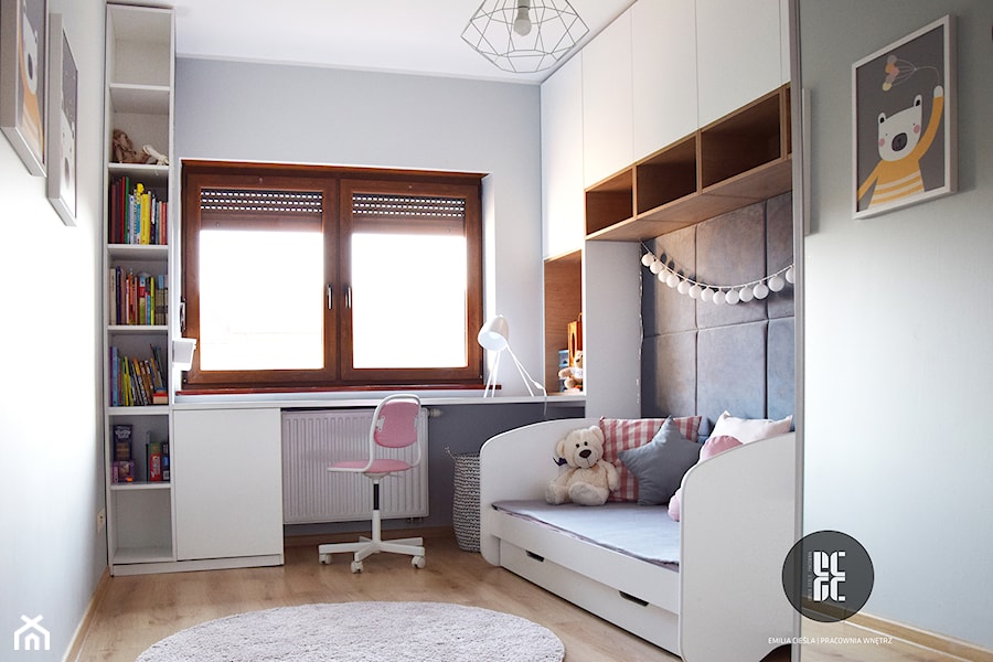 Pokój dla dziewczynki - Mały biały szary pokój dziecka dla dziecka dla dziewczynki, styl nowoczesny - zdjęcie od emilia cieśla | design & interior design