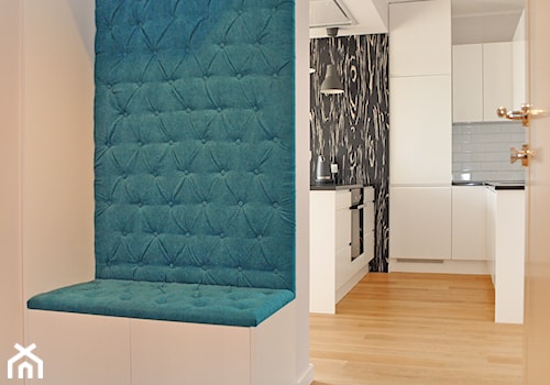 Mieszkanie z akcentem koloru - Średni z wieszakiem beżowy hol / przedpokój, styl tradycyjny - zdjęcie od emilia cieśla | design & interior design