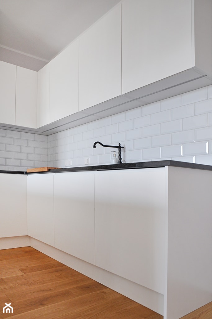 Mieszkanie z akcentem koloru - Średnia otwarta zamknięta z salonem biała kuchnia w kształcie litery l, styl tradycyjny - zdjęcie od emilia cieśla | design & interior design