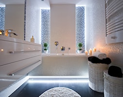 I LOVE WHITE - Średnia z marmurową podłogą łazienka - zdjęcie od LOFT ART Izabela Balbus - Homebook