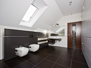 I LOVE BLACK & WHITE - Średnia na poddaszu łazienka z oknem - zdjęcie od LOFT ART Izabela Balbus