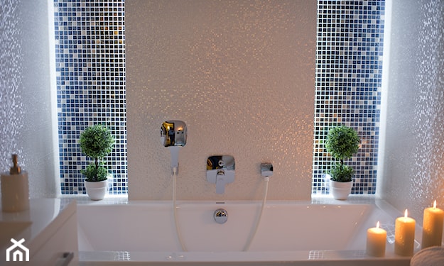 szara mozaika w łazience, podświetlana listwa ścienna, kwiaty w doniczkach
