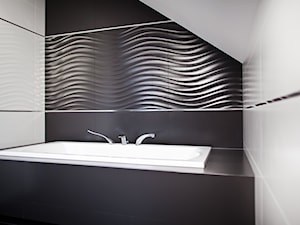 I LOVE BLACK & WHITE - Mała średnia na poddaszu łazienka - zdjęcie od LOFT ART Izabela Balbus