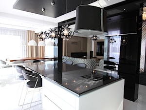 I LOVE EXCLUSIVE DESIGN - Mały biały czarny salon z kuchnią z jadalnią - zdjęcie od LOFT ART Izabela Balbus