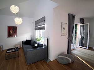 CHOSZCZÓWKA - Mały biały salon z tarasem / balkonem, styl skandynawski - zdjęcie od Hekkelstrand