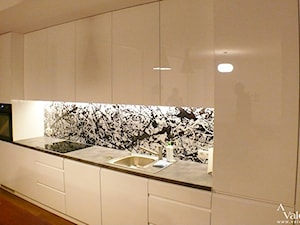 Kuchnia w bieli z grafiką - zdjęcie od Aranżacja | Wnętrza | Projekty | Wykończenia domów i mieszkań