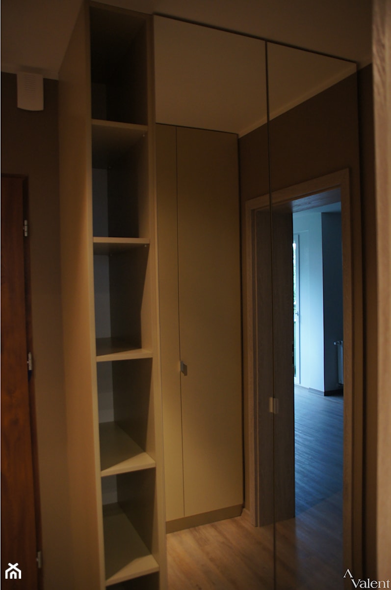 Zabudowa szafy z lustrami i półkami na rzeczy podręczne - zdjęcie od Aranżacja | Wnętrza | Projekty | Wykończenia domów i mieszkań
