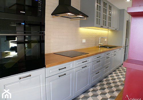 Kuchnie - Średnia otwarta biała z zabudowaną lodówką z nablatowym zlewozmywakiem kuchnia jednorzędowa, styl tradycyjny - zdjęcie od Aranżacja | Wnętrza | Projekty | Wykończenia domów i mieszkań