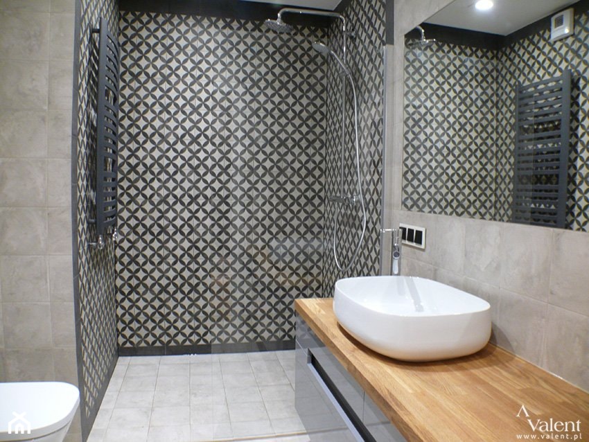 Przestronna łazienka z dużym prysznicem - zdjęcie od Aranżacja | Wnętrza | Projekty | Wykończenia domów i mieszkań