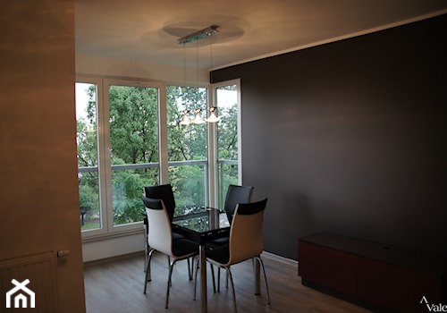 Mieszkanie dla mężczyzny - Mała czarna jadalnia jako osobne pomieszczenie, styl nowoczesny - zdjęcie od Aranżacja | Wnętrza | Projekty | Wykończenia domów i mieszkań