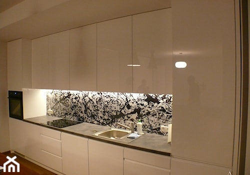 Apartament w Krakowie - projekt i realizacja - Średnia otwarta z salonem biała z zabudowaną lodówką kuchnia jednorzędowa, styl nowoczesny - zdjęcie od Aranżacja | Wnętrza | Projekty | Wykończenia domów i mieszkań