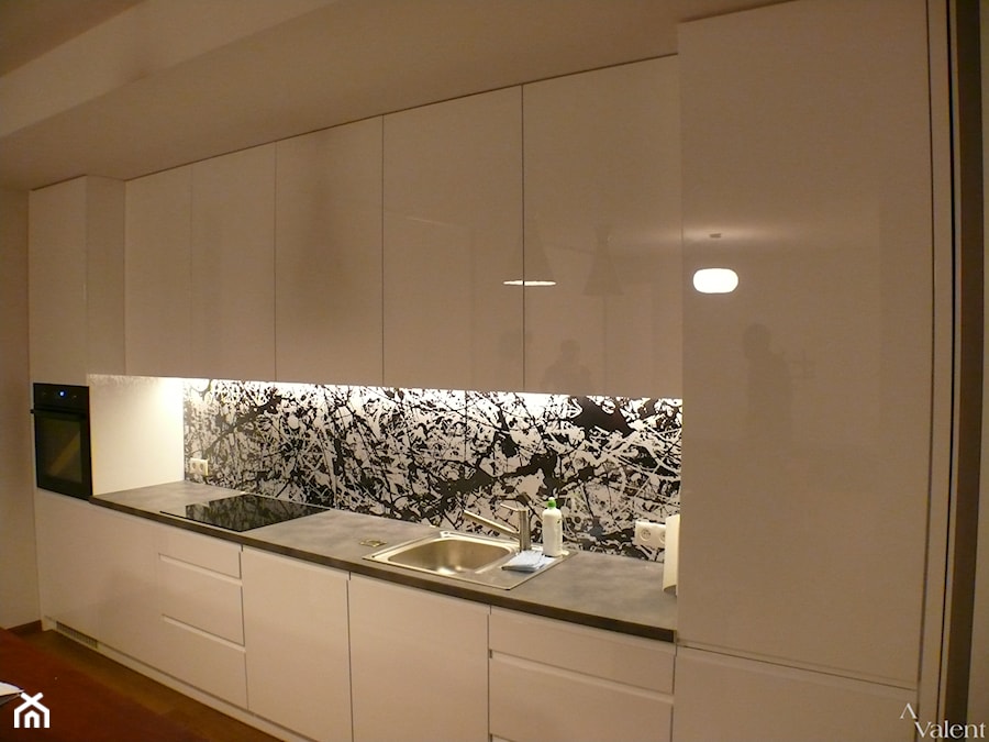 Apartament w Krakowie - projekt i realizacja - Średnia otwarta z salonem biała z zabudowaną lodówką kuchnia jednorzędowa, styl nowoczesny - zdjęcie od Aranżacja | Wnętrza | Projekty | Wykończenia domów i mieszkań
