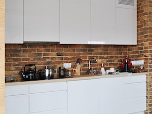 MIESZKANIE 85 m2 - Mała otwarta z salonem z zabudowaną lodówką kuchnia - zdjęcie od Że Ho Ho projektowanie wnętrz
