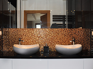MIESZKANIE 85 m2 - Mała bez okna z dwoma umywalkami z punktowym oświetleniem łazienka - zdjęcie od Że Ho Ho projektowanie wnętrz