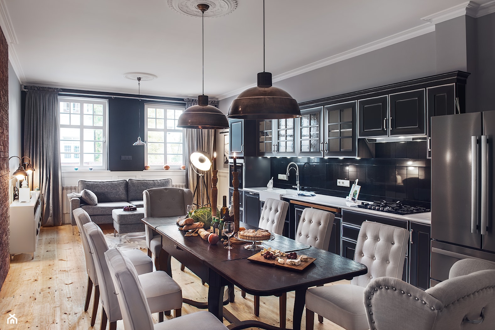 Apartament w Sopocie - Mały biały czarny szary salon z kuchnią z jadalnią, styl nowoczesny - zdjęcie od SIKORA WNĘTRZA - Homebook