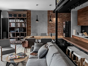 Apartament w Gdańsku - Średni szary salon z kuchnią z jadalnią z bibiloteczką, styl industrialny - zdjęcie od SIKORA WNĘTRZA