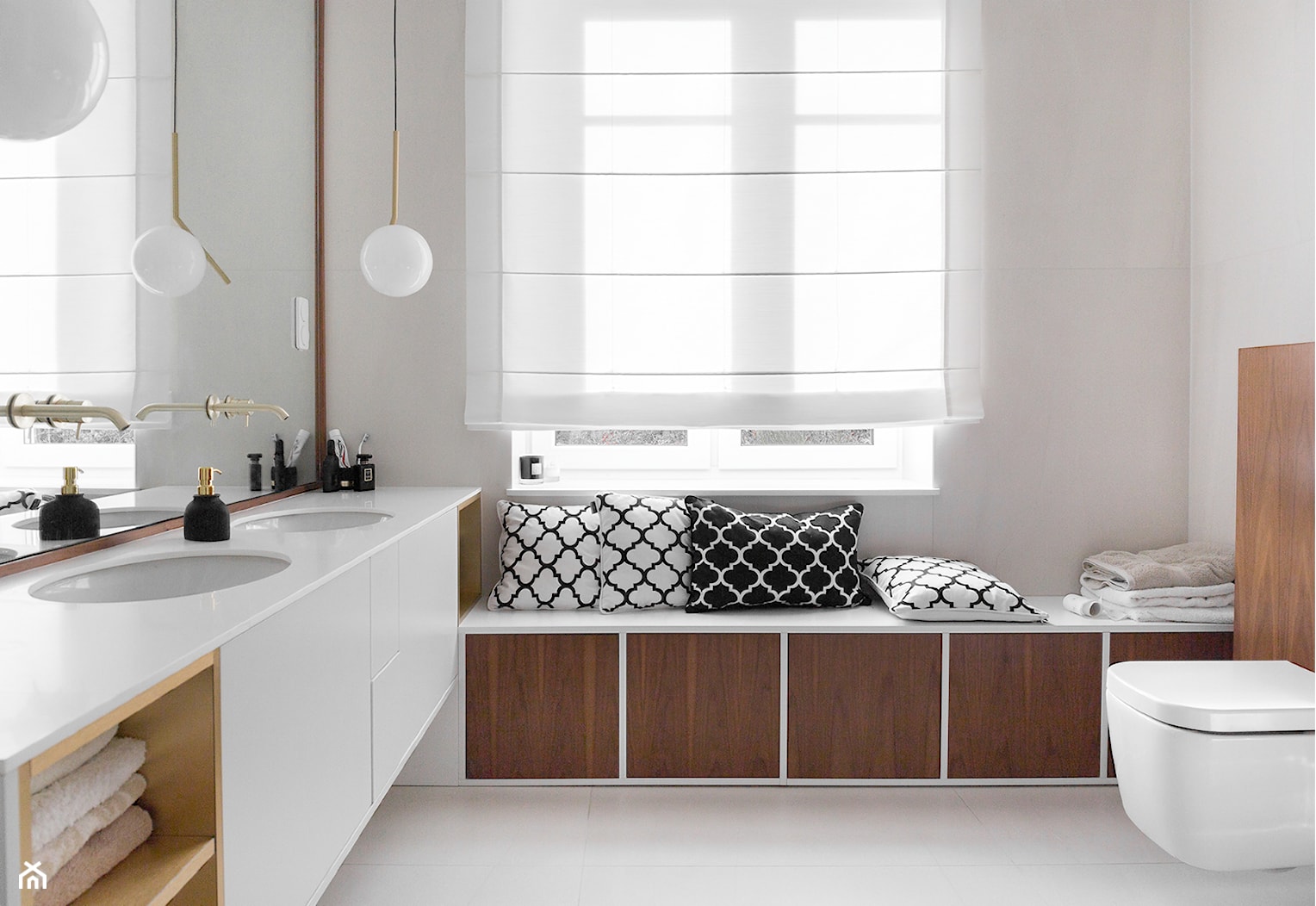 Gdyńska Modernistyczna Willa - Średnia z lustrem z dwoma umywalkami łazienka, styl tradycyjny - zdjęcie od SIKORA WNĘTRZA - Homebook
