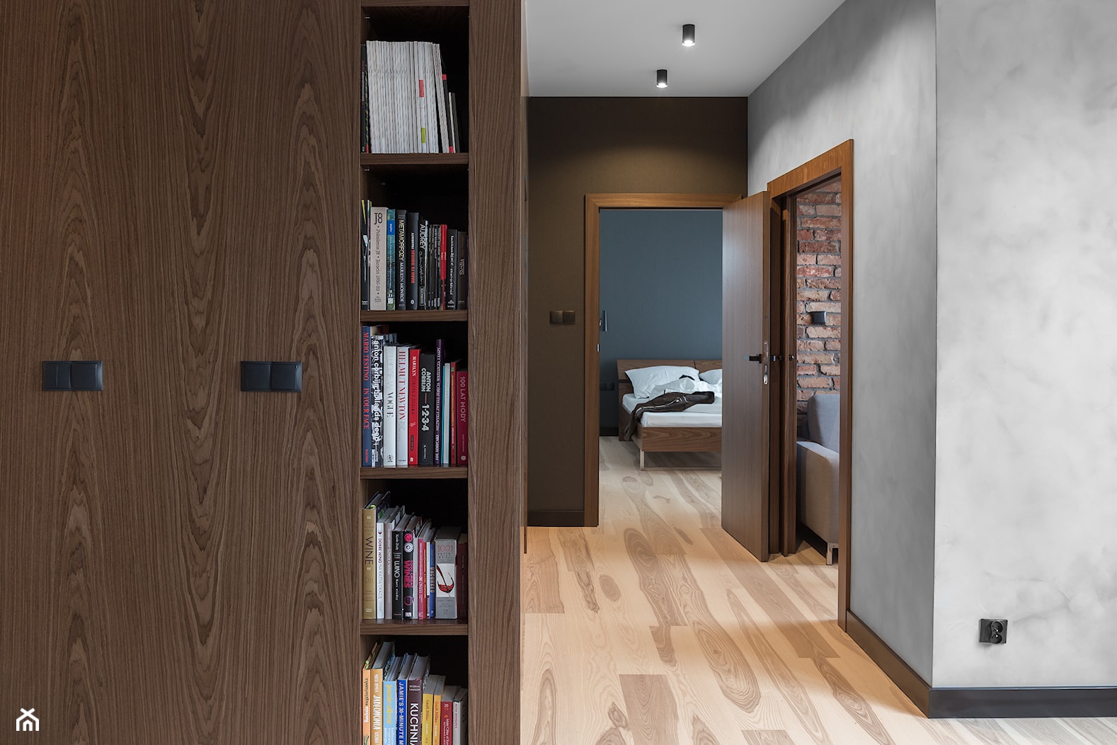 Apartament w Gdańsku - Średni brązowy szary hol / przedpokój, styl nowoczesny - zdjęcie od SIKORA WNĘTRZA - Homebook