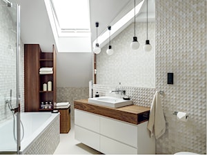 Dom IV - Średnia na poddaszu z lustrem łazienka z oknem, styl nowoczesny - zdjęcie od SIKORA WNĘTRZA